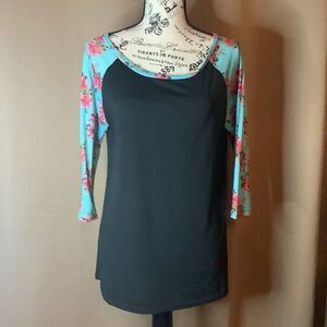 Pit to pit 19 in length 25 in. 9/1